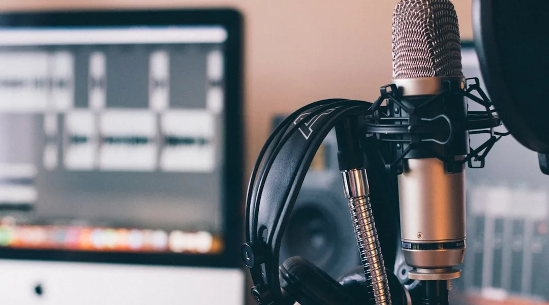 Microphone de studio et casque installés pour une prise de voix